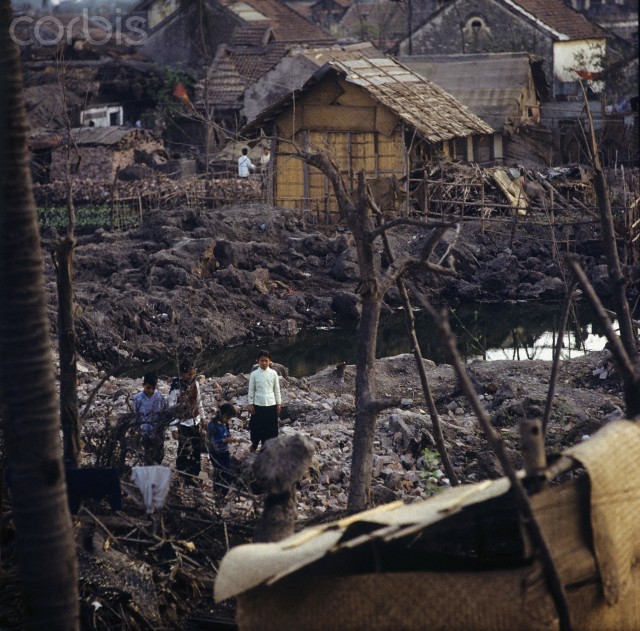 Những căn lều tạm, đống đổ nát và hố nước do bom B52 của Mỹ gây ra trên phố Khâm Thiên. Ảnh. © Werner Schulze-dpa-Corbis.